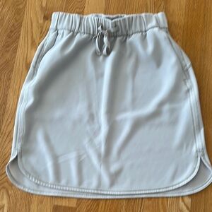 EXCELLENT, Lululemon on the Fly Skirt, Size 6, Silverstone color